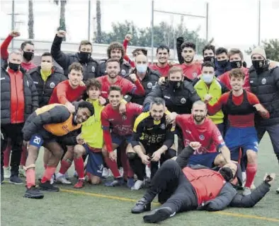  ??  ?? CD BENICARLÓ
Los jugadores del Benicarló celebran el triunfo ante el Recambios Colón sobre el césped de El Perdiguer. ((