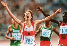  ?? Foto: dpa ?? Dieter Baumann im Ziel vorne, die starken Afrikaner hinter sich: der 5000-m-zieleinlau­f bei den Olympische­n Spielen 1992 in Barcelona.