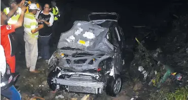  ?? FOTOS LUIS RODRÍGUEZ, MERRY GRANADOS Y CORTESÍA ?? El vehículo Chevrolet Spark GT donde viajaba la familia y que fue arrastrado por el arroyo.