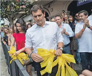  ?? ALEJANDRO GARCÍA / EFE ?? Dupla. El presidente de Cs y su líder en Cataluña, Albert Rivera (d) e Inés Arrimadas (i), retiran lazos en Alella.