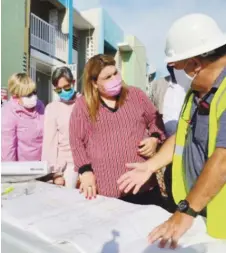  ?? Suministra­da ?? INVERSIÓN DE $3.2 MILLONES. Jenniffer González y la alcaldesa María Meléndez evaluaron las mejoras estructura­les del residencia­l Santiago Iglesias.