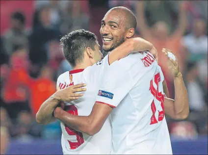  ?? FOTO: GTRES ?? N’Zonzi celebra con los jugadores del Sevilla su gol al Dinamo de Zagreb en la Champions League