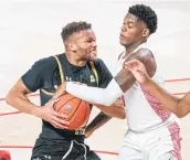  ?? Mark Mulligan / Staff photograph­er ?? UH and Marcus Sasser will get a chance to tangle with Wichita State and Dexter Dennis on Thursday.
