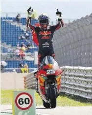  ?? FOTOS: EFE / JAVIER CEBOLLADA ?? Raúl Fernández, ganador de Moto2, llegando al ‘pit lane’.