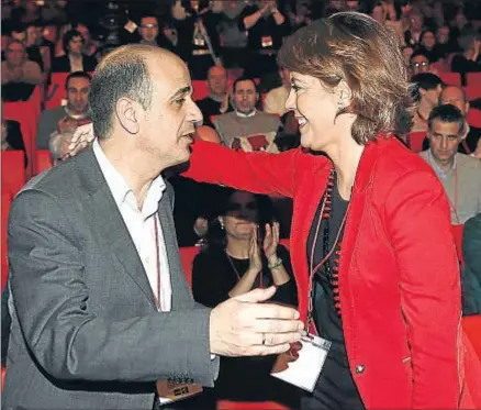  ?? JESÚS DIGES /EFE ?? Alberto Catalán y Yolanda Barcina se saludan durante el IX congreso de UPN, ayer en Pamplona