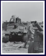  ??  ?? Nedan: Den franska stridsvagn­en S-35, eller Souma, hade 40 mm pansar och en rejäl 47 mm tornkanon.