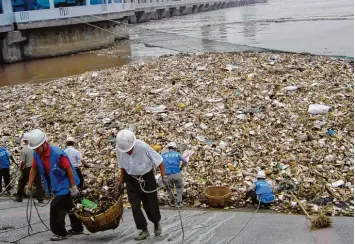  ?? Foto: Picture Alliance ?? Arbeiter fischen jeden Tag tausende Tonnen an Müll aus dem chinesisch­en Jangtse.