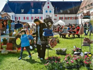  ?? Foto: Winfried Rein ?? Die 13. Gartentage warten an Ostern mit 90 Aussteller­n auf Besucher im Schloss Grünau.