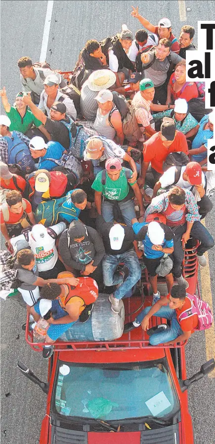  ??  ?? Movimiento. La caravana de migrantes inició su salida ayer de la localidad de Mapastepec, con rumbo hacia el municipio de Pijijiapan, en Chiapas.