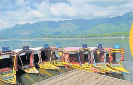  ?? WASEEM ANDRABI / HT ?? Shikaras wait for tourists at the Dal Lake in Srinagar. After the 2016 unrest, tourism in the Valley has taken a hit.