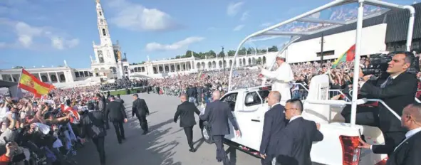  ?? FOTO: REUTERS ?? El Papa Francisco ayer en el pueblo de Fátima, ante miles de peregrinos.