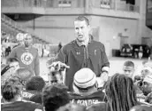  ?? KAREEM ELGAZZAR/ASSOCIATED PRESS ?? New Cincinnati coach Luke Fickell, center, talks to his team during the Bearcats’ spring football game.