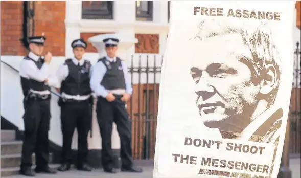  ?? DOMINIC LIPINSKI / AP ?? Icono. Un cartel a favor de Julian Assange, ayer en Londres, frente a la embajada de Ecuador en el Reino Unido, donde el fundador de Wikileaks ha buscado refugio activando una crisis diplomátic­a a varias bandas