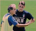  ??  ?? Il c.t. Roberto Mancini e Andrea Belotti