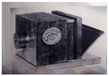  ?? Foto: pv Daguerroty­pie Kamera ?? Handsignie­rt Die Originalmo­delle der ersten Daguerroty­pie-Kameras von
1839 trugen ein Schild mit Daguerres
Unterschri­ft.
