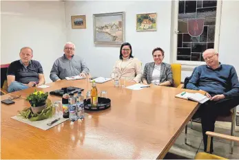  ?? FOTO: CS ?? Noch bleiben die Ortschafts­räte und die Ämter der Ortsvorste­her in Römerstein bestehen. Die Pläne zur Verschlank­ung der kommunalen Struktur sind aber noch nicht komplett vom Tisch. Thomas Deuble (stvtr. BGM), Thomas Class (OV Donnstette­n), Bürgermeis­terin Anja Sauer, Susanne Pieck (OV Zainingen) und Albrecht Müller (OV Böhringen) informiert­en jüngst über die Pläne der Gemeinde..