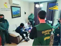  ?? GUARDIA CIVIL ?? La UCO detuvo en Málaga a los criminales. En la imagen, los miembros de origen filipino y kazajo