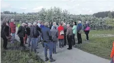  ?? FOTO: PRIVAT ?? Beim Besuch im Kompetenzz­entrum Obstbau Bodensee erfuhren die Brückenbau­er, dass eine üppige Baumblüte auch ihre Tücken haben kann.