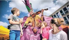  ?? RP-FOTO: RALPH MATZERATH ?? „Mademoisel­le Fleur“posierte mit den Besucher gelegentli­ch für ein Foto. Hier sind es Nicole Averdiek (rechts) mit Max und Luisa.