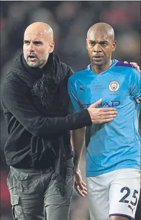  ?? FOTO: EFE ?? Guardiola con Fernandinh­o, al acabar el partido ante el Manchester United