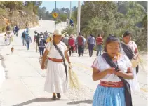  ??  ?? Los pobladores de San Antonio Sinicahua estrenaron a pie los caminos y la carretera que el gobierno federal inauguró, pero que ellos construyer­on.