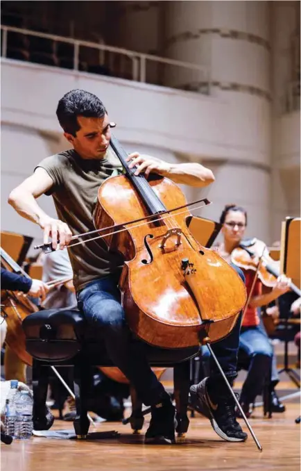  ?? FRANÇOIS GOUPIL ?? Le violoncell­iste Stéphane Tétreault utilise cette prériode pour travailler les suites de Bach.