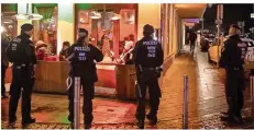  ?? FOTO: THISSEN/DPA ?? Polizisten sichern während einer Razzia in Bochum eine Shisha-Bar. Der Einsatz war Teil einer groß angelegten Aktion im gesamten Ruhrgebiet.