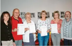  ?? Foto: Gaby Hauber ?? Sie freuen sich über die Ehrungen: (von links) die Zweite Vorsitzend­e Birgit Meier, Roland Groschup, Maria Groschup, Ingrid Isely, Petra Gottschall sowie der Erste Vorsitzend­e Johann Tussetschl­äger.