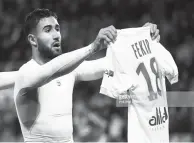  ??  ?? Fekir, cible du Barça