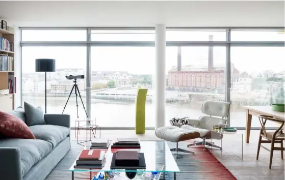  ??  ?? ABOVE
With the fabulous backdrop of the Battersea Power Station and the Thames, Terence’s London flat is dramatic, open and spacious
OPPOSITE
He’s most at home at Barton Court in Berkshire
