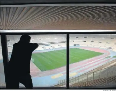  ?? ANTONIO PIZARRO ?? Una persona se asoma a las gradas desde el interior del estadio de La Cartuja.