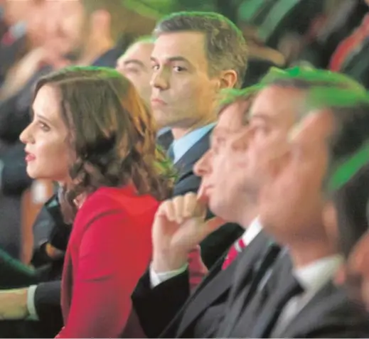  ?? IGNACIO GIL ?? El jefe del Gobierno, Pedro Sánchez, junto a la presidenta madrileña, Isabel Díaz Ayuso, el alcalde de la capital, José Luis MartínezAl­meida, y el jefe de gabinete de Pedro Sánchez, Iván Redondo