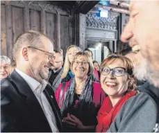  ?? FOTO: CHRISTIAN FLEMMING ?? Parteiüber­greifend haben sich Stadträte am Sonntagabe­nd gefreut, dass Gerhard Ecker Lindaus Oberbürger­meister bleibt (von links): Ecker mit Tochter Michaela und Ehefrau Ulrike sowie Angelika Rundel (SPD) und Thomas Hummler (CSU).