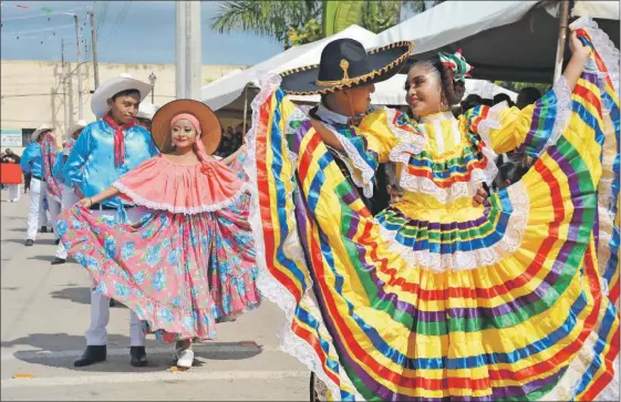  ?? ?? Alumnos de la Universida­d Tecnológic­a del Mayab, con sede en Peto, ofrecieron estampas mexicanas durante su participac­ión en el desfile cívico-deportivo realizado en la villa para conmemorar la Revolución