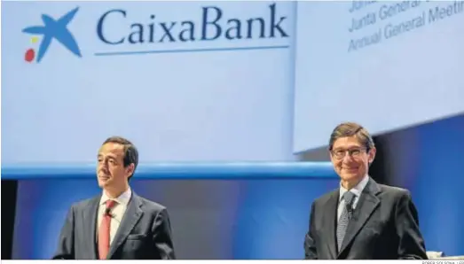  ?? ROBER SOLSONA / EP ?? El consejero delegado, Gonzalo Gortázar, y el presidente, José Ignacio Goirigolza­rri, ayer en la junta de accionista­s.