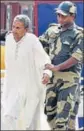  ??  ?? 69yearold Gajanand crossing the Attari Wagah border on Monday. HT PHOTO