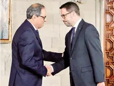  ?? EFE ?? Quim Torra (izq.) es investido como presidente de Cataluña, ayer.