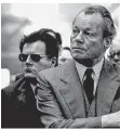  ?? FOTO: IMAGO ?? Günter Guillaume im April 1974 hinter Kanzler Willy Brandt.