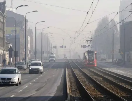  ?? Foto: dpa/Andrzej Grygiel ?? Katowice mit Wintersmog – die Stadt in Polens wichtigste­m Industrieg­ebiet ist den Umweltnots­tand seit langem gewohnt.