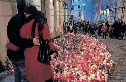  ?? [ Getty Images/Barbara Gindl] ?? Nach dem Terroransc­hlag 2020 wurden an den Tatorten Kerzen als Zeichen der Anteilnahm­e aufgestell­t.