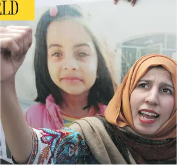  ?? K.M. CHAUDARY / THE ASSOCIATED PRESS ?? A Pakistani student condemns the rape and killing of eight-year-old Zainab Ansari last week, at a rally Thursday in Lahore. Two people were killed and three others were wounded after angry protesters attacked a police station.