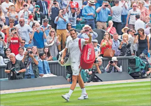  ??  ?? UNA LEYENDA. Roger Federer no se desgató en su debut y salió triunfador de la pista en la que ha levantado ya siete títulos.