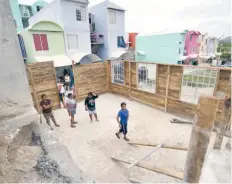  ??  ?? Un grupo de 10 mujeres encabezan la construcci­ón de la Casa de la Salud; los vecinos se cooperan de 120 pesos y ellos mismos se realizan la mano de obra.