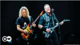  ??  ?? Kirk Hammett y James Hetfield durante un concierto en Italia.