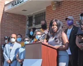  ?? BRANDON DALHBERG/FOR COMMERCIAL­APPEAL.COM ?? City Councilwom­an Michalyn Easter-thomas speaks at the NAACP’S press conference outside of its headquarte­rs on Vance on June 6 in Memphis.