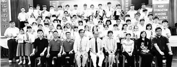  ??  ?? Wong Nai Siong Middle School high achievers were awarded for their excellence.