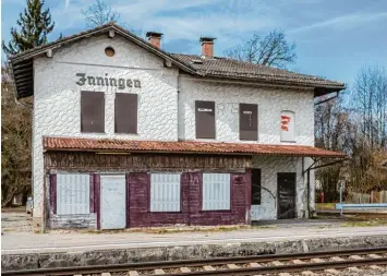  ?? Foto: Michael Eichhammer ?? „Nächster Halt, Geisterbah­nhof Inningen“– so müsste die Ansage im Zug genau genommen heißen. Der 1847 eröffnete Bahnhof Inningen gammelt vor sich hin. Was wird – oder was wurde – aus den alten Bahnhöfen der Region?