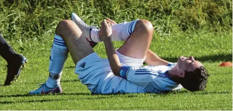  ?? Foto: Elmar Knöchel ?? Der Fußball Bezirkslig­ist hat den Erfolg aus der Vorwoche nicht wiederhole­n können: Gegen den TSV Babenhause­n unterlag die Mannschaft um Kapitän Sebastian Jeschek knapp mit 0:1.