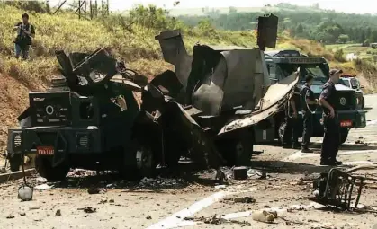  ?? Reprodução/TV Globo ?? Carro-forte após a explosão, na rodovia Luiz de Queiroz, em Piracicaba; quadrilha levou o dinheiro, quantia não informada pela polícia, e deixou dois guardas municipais feridos em uma troca de tiros