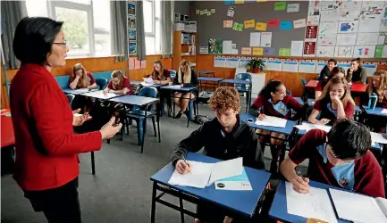  ?? PHOTO: MARTIN DE RUYTER/FAIRFAX NZ ?? Pauline Chan teaches Mandarin at a Year 9 Nayland College class.